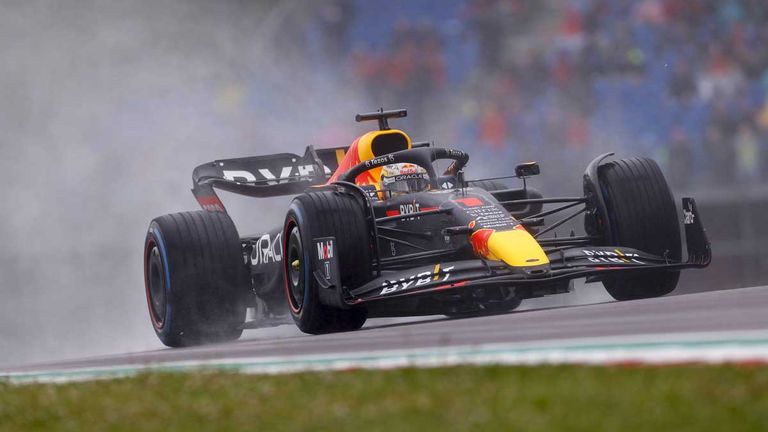 Max Verstappen ist bei den nassen Bedingungen im Qualifying in Imola der Schnellste.
