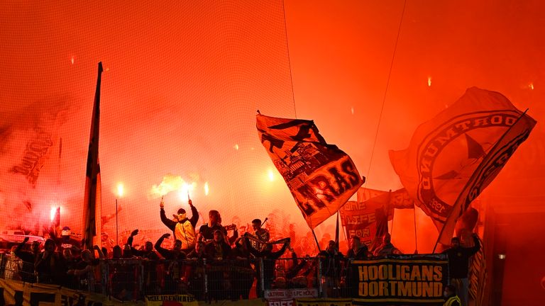 Beim Spiel VfB Stuttgart - Borussia Dortmund wurde Pyrotechnik abgebrannt.