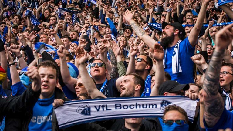 Die Fans des VfL Bochum feiern im Auswärtsblock im Dortmunder Stadion Sieg und Klassenerhalt.