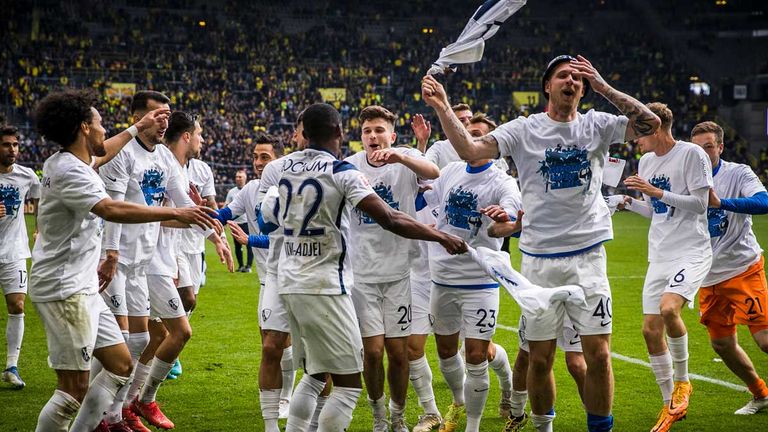 Die Bochumer Spieler tanzen nach dem Sieg in Dortmund.