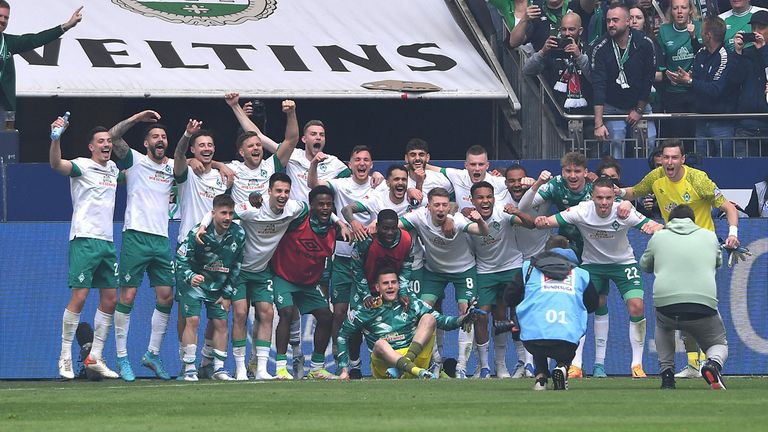 Nach dem Sieg auf Schalke übte Werder schon das Meister-Foto.