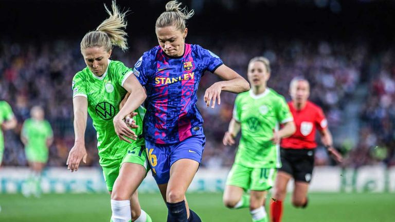 Rebecka Blomqvist (l.) verletzt sich im Duell mit dem FC Barcelona am Sprunggelenk und fällt nun wochenlang aus.