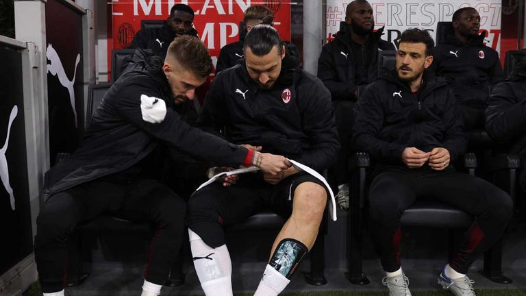 Milans Superstar Zlatan Ibrahimovic (M.) fehlt weiter mit Knieproblemen.