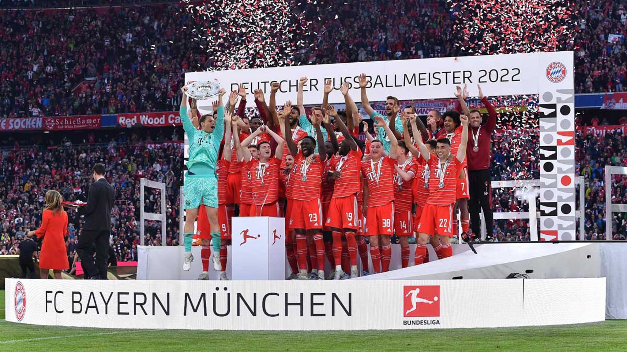 Bildergalerie: Der FC Bayern München bekommt die Meisterschale ...