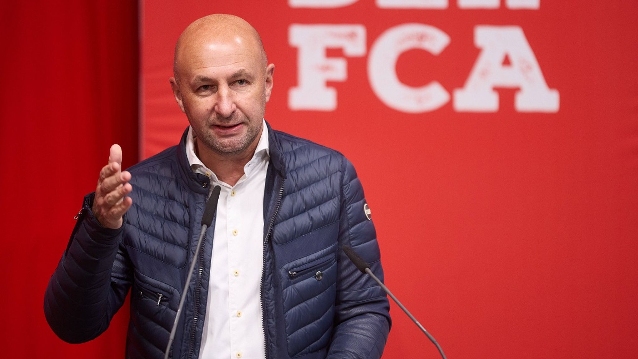 FC Augsburg AugsburgPräsident Hofmann tritt zurück Fußball News