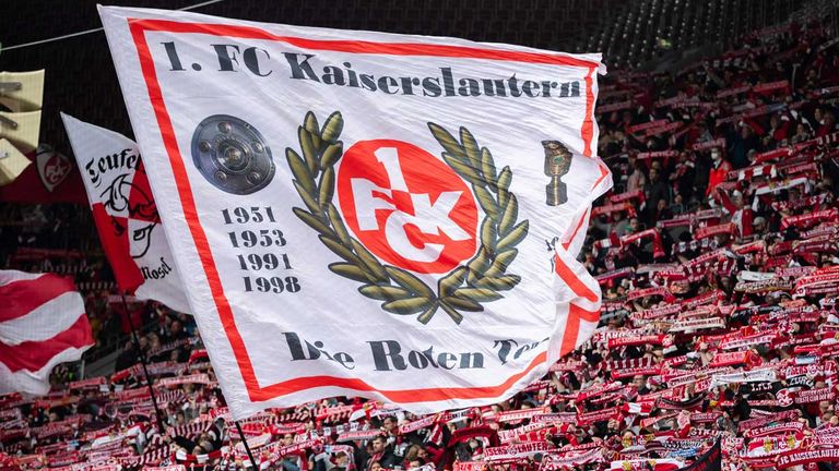 Die Fans des 1. FC Kaiserslautern feiern eine große Aufstiegsparty auf dem Betzenberg.