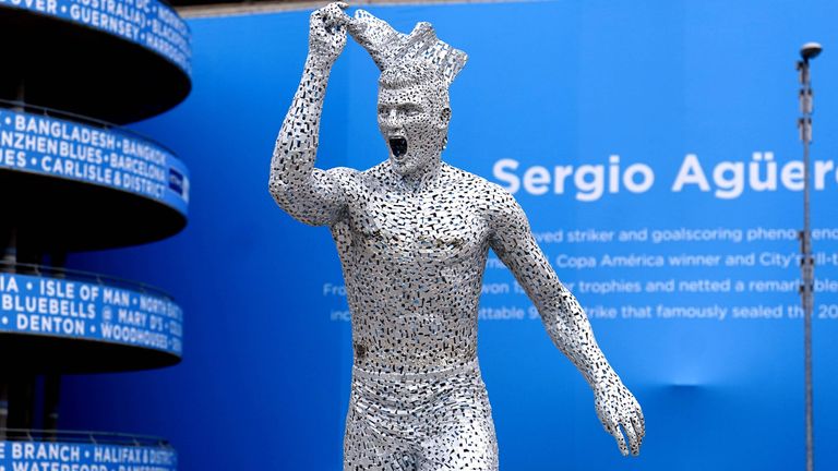 Die Statue von Sergio Agüero vor dem Stadion von Manchester City.