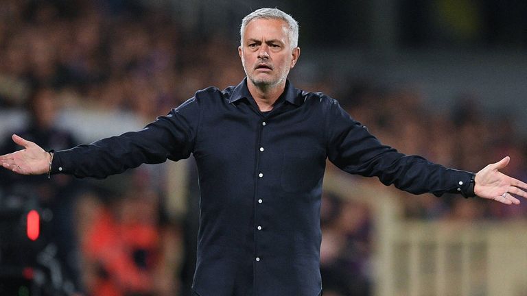 Jose Mourinho kassiert mit der AS Rom eine bittere Niederlage in Florenz.