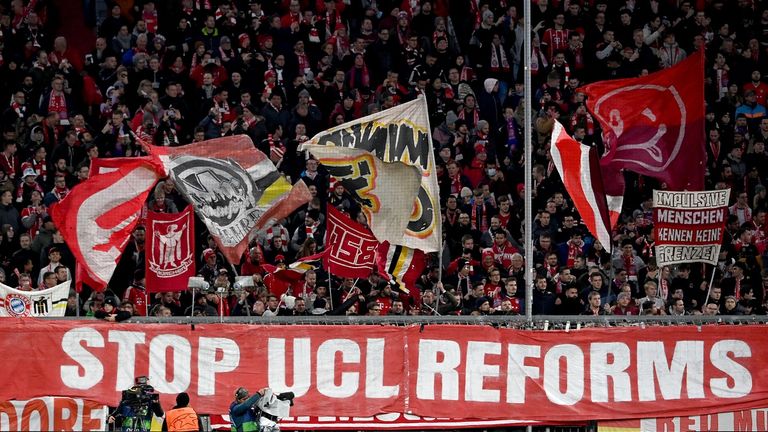 Les supporters du FC Bayern protestent contre la réforme de la Ligue des champions.