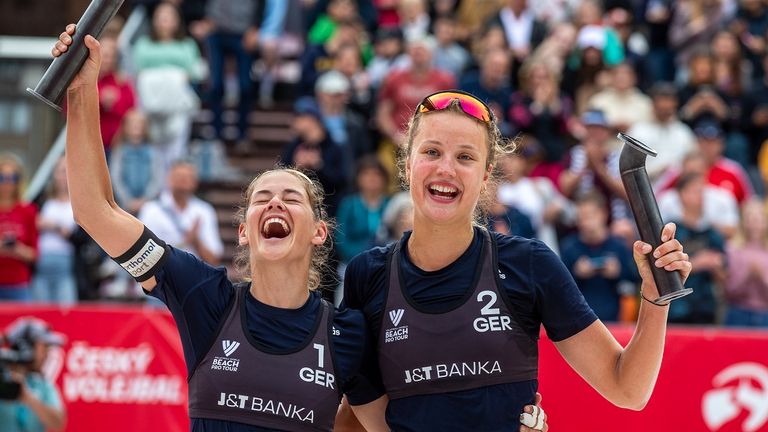Svenja Müller und Cinja Tillmann bejubeln ihren Turnier-Sieg.
