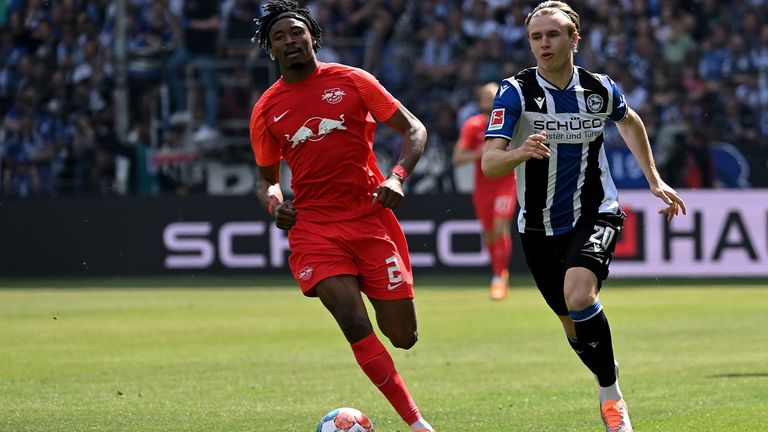 Arminia Bielefeld steigt trotz eines überraschenden Sieges gegen RB Leipzig in die 2. Bundesliga ab.