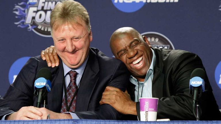 Larry Bird (l.) und Magic Johnson bekommen ihre eigene NBA-Trophäe.