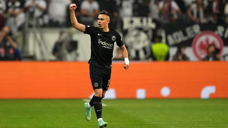 Rafael Santos Borre bejubelt den Frankfurter Finaleinzug.