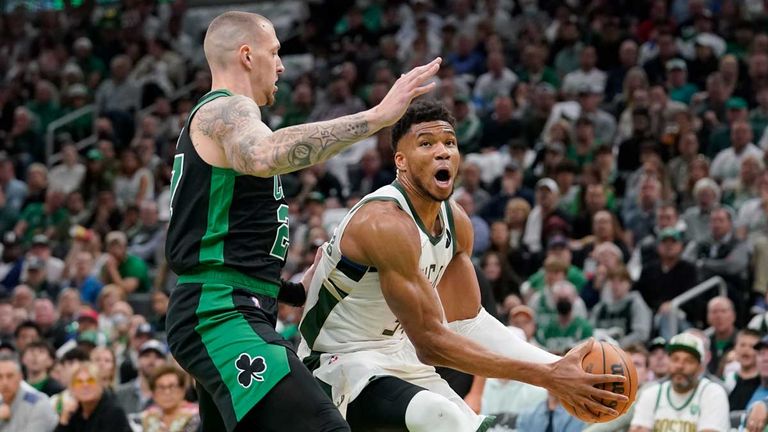 Die Boston Celtics um Daniel Theis (l.) stehen gegen Giannis Antetekounmpo und die Milwaukee Bucks mit dem Rücken zur Wand.