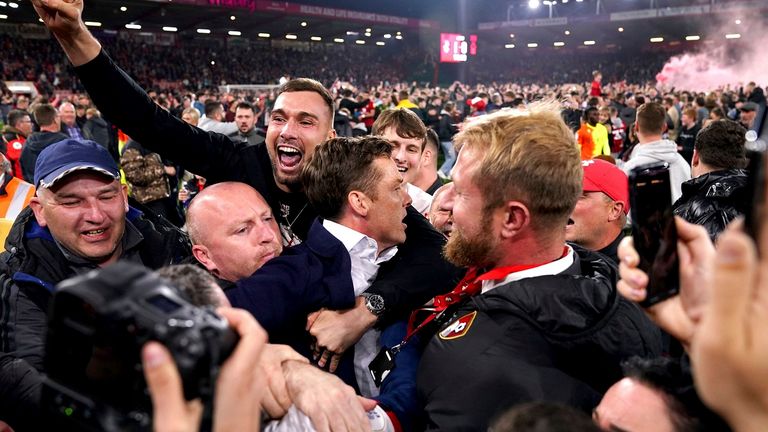 Bournemouth-Trainer Scott Parker wird von Fans nach dem Aufstieg gefeiert. 