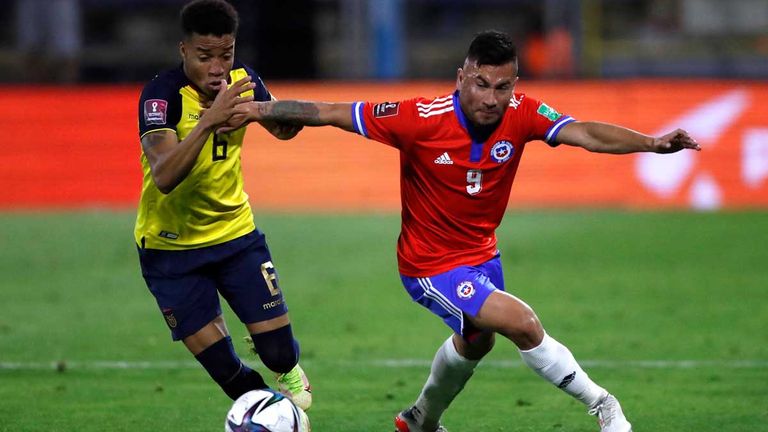 Ecuadors Byron Castillo (l.) im Spiel gegen Chile in Aktion.