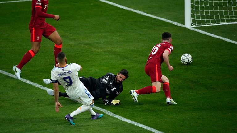 Karim Benzema schießt zum vermeintlichen 1:0 im Champions-League-Finale gegen Liverpool ein, doch das Tor zählt nicht.