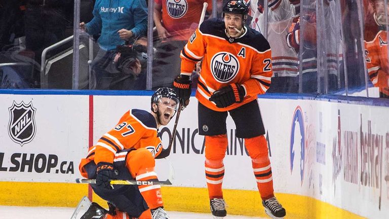 Connor McDavid (l.) von den Edmonton Oilers ist einer von drei MVP-Kandidaten in der NHL.