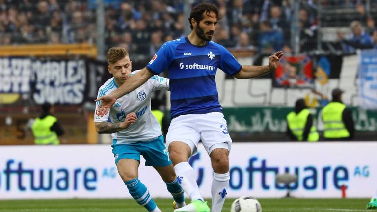 Im April 2017 traf Hamit Altintop (r., hier im Zweikampf mit Max Meyer) mit Darmstadt auf seinen Ex-Klub Schalke. Die Lilien gewannen überraschend mit 2:1.