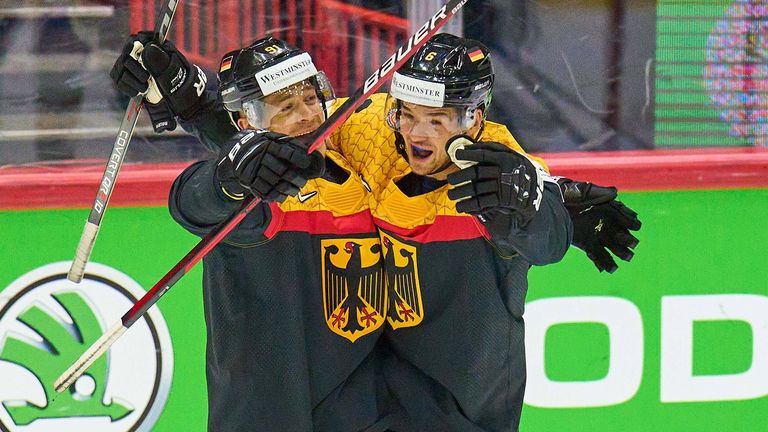 Die deutschen Eishockey-Cracks können sich freuen: Sie stehen vorzeitig im Viertelfinale der WM in Finnland.