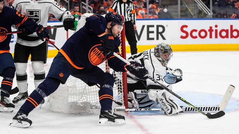 Die Edmonton Oilers ziehen in die zweite Runde der NHL-Playoffs ein.