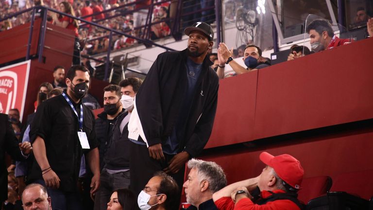 Hoher Besuch: NBA-Star Kevin Durant von den Brooklyn Nets war als Zuschauer dabei und nannte die Geschehnisse eine "Apokalypse".