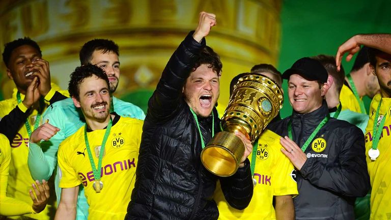 Edin Terzic (mitte) ist wieder Trainer von Borussia Dortmund.