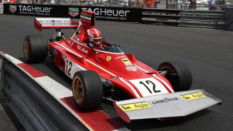 Charles Leclerc darf im 1975er-Ferrari von Niki Lauda in Monaco seine Runden drehen. 