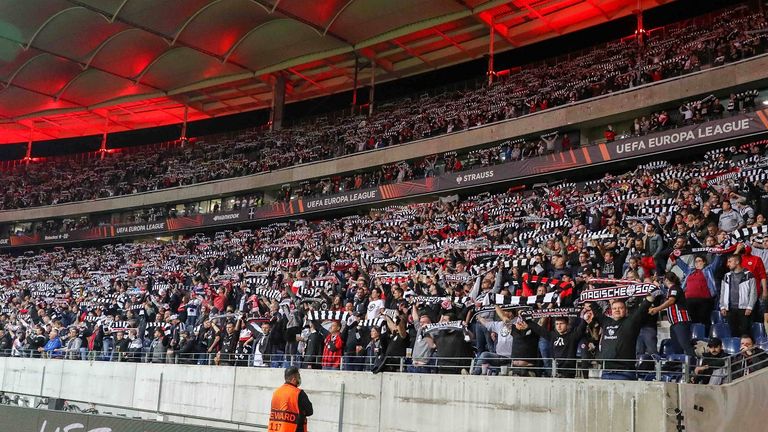 Schon in der Vorrunde wird die Eintracht bei den Auswärtsspielen durch die Fans gewaltig unterstützt, so wie hier bei Fenerbahce Istanbul.