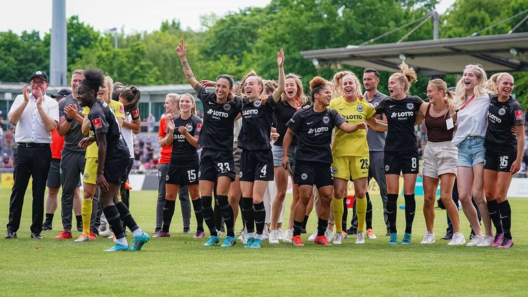 Die Fußballerinnen von Eintracht Frankfurt gehen als große Gewinner aus dem letzten Spieltag der Frauen-Bundesliga hervor. 