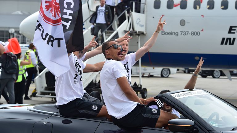 Jubel-Party in Schwarz und Weiß! Die besten Bilder vom Empfang der Frankfurter Euro-Helden