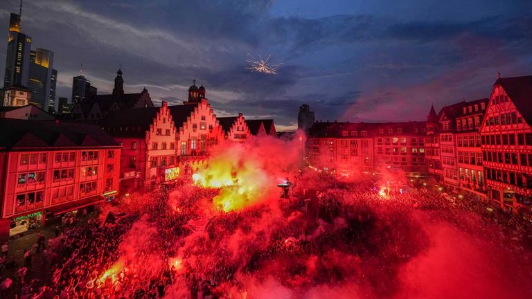 Bei der Siegesfeier von Eintracht Frankfurt kommt es zu Ausschreitungen.
