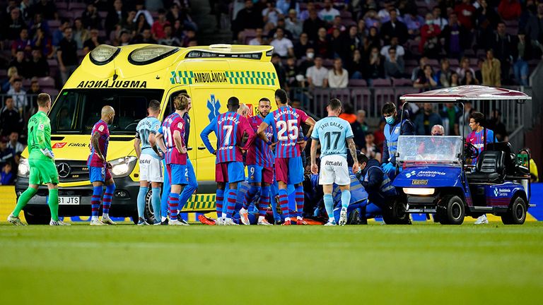 Barca-Star Ronald Araujo musste während des Spiels abtransportiert werden.