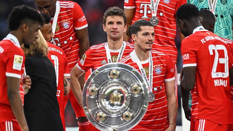 Thomas Müller (mitte) kennt es schon. Für den Offensivstar ist es die insgesamt elfte deutsche Meisterschaft.