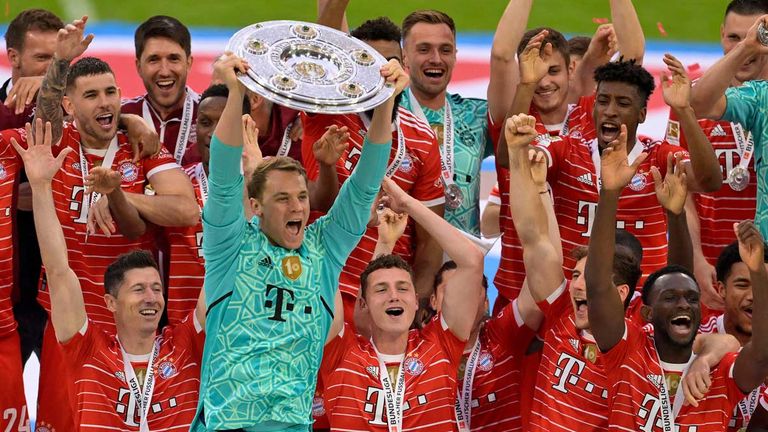 Manuel Neuer regt die Schale in die Höhe. Der FC Bayern feiert den insgesamt 32. Meistertitel der Vereinsgeschichte.