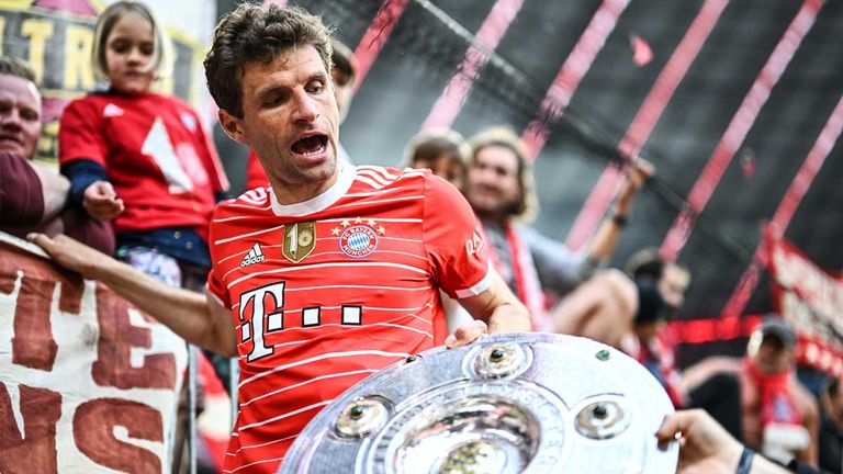 Thomas Müller präsentiert die Meisterschale den Bayern-Fans.