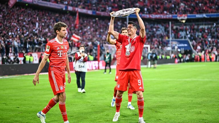 Die Bayern-Stars mit der Meisterschale auf der Ehrenrunde durch die Allianz Arena.