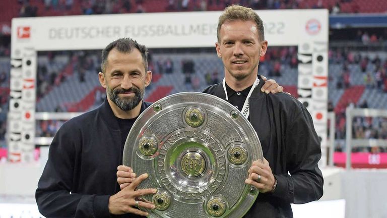 Sportvorstand Hasan Salihamidzic (l.) und Trainer Julian Nagelsmann posieren mit der Schale.