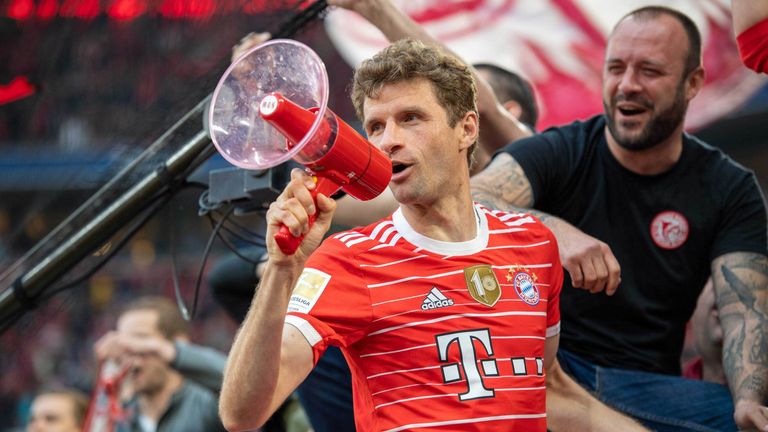 Müller heizt die Bayern-Party mit Megafon an.