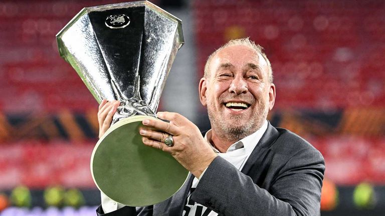 Hat den begehrten EL-Pokal endlich in den Händen: Eintracht-Präsident Peter Fischer.