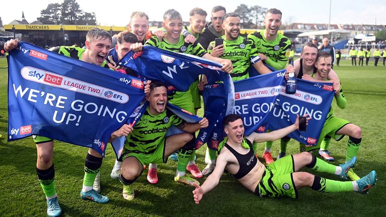 Die Forest Green Rovers feiern den Aufstieg.