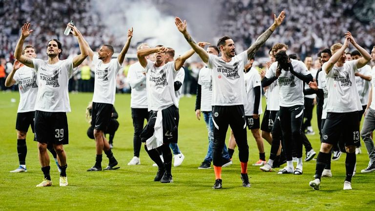 Die Spieler von Eintracht Frankfurt bejubeln den Einzug ins Endspiel der Europa League.