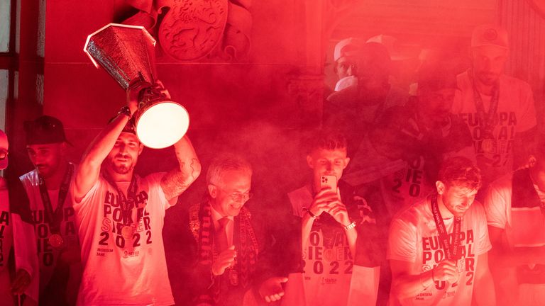 Spieler und Fans der Eintracht feierten auf dem Römer den Gewinn der UEFA Europa League.