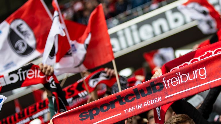 Gemeinsame Schals von RB Leipzig und dem SC Freiburg soll es beim DFB-Pokal-Finale nicht geben.