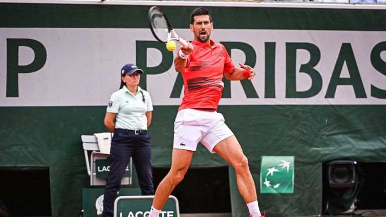 Novak Djokovic zieht bei den French Open souverän in die dritte Runde ein.