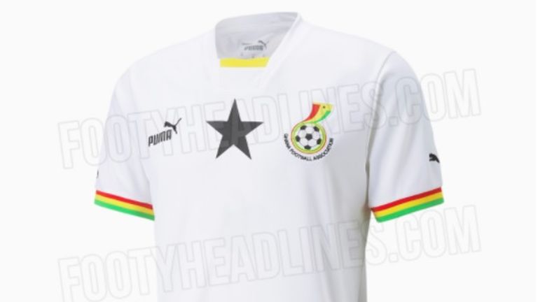 GHANA: Das Trikot ist weißt mit den Farben der ghanaischen Flagge auf den Ärmelenden.
(Bildquelle: footyheadlines.com)
