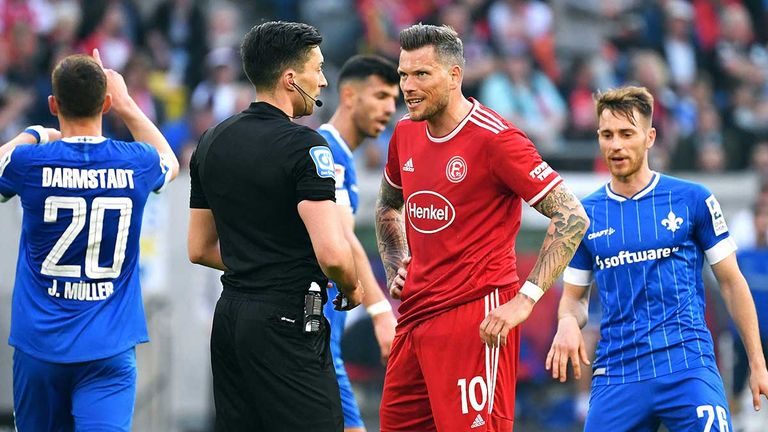 Daniel Ginczek sieht gegen den FC St. Pauli die Rote Karte.
