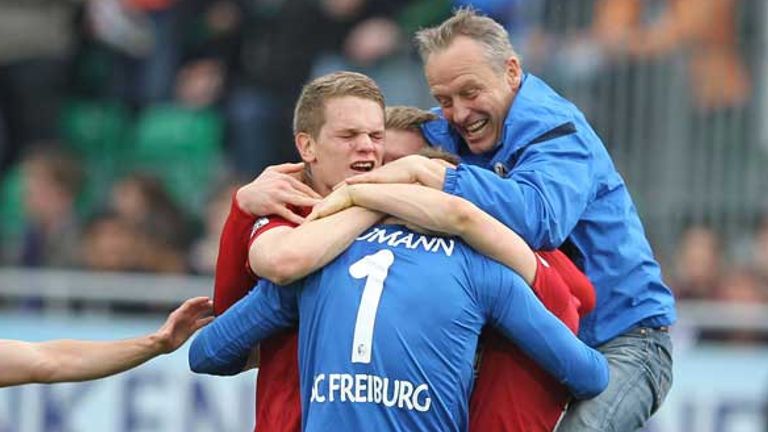 Dürfen bald wieder zusammen jubeln: Matthias Ginter (l.) und Freiburg-Coach Christian Streich (r.)