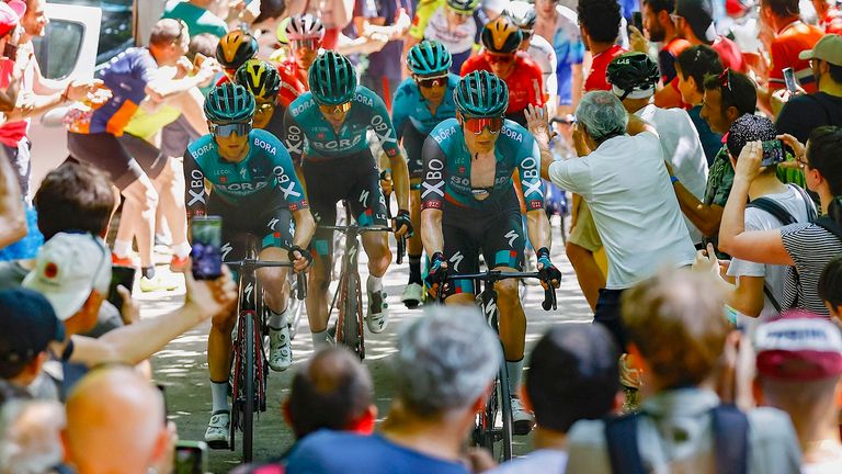 Das Team Bora um Emanuel Buchmann (Mitte) fährt eine starke 15. Etappe der Giro d&#39;Italia 2022.