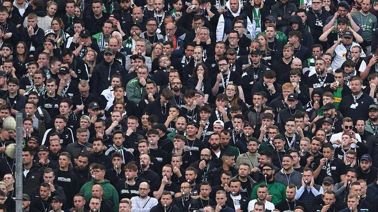 Die Fans von Borussia Mönchengladbach protestieren mit Trillerpfeifen.